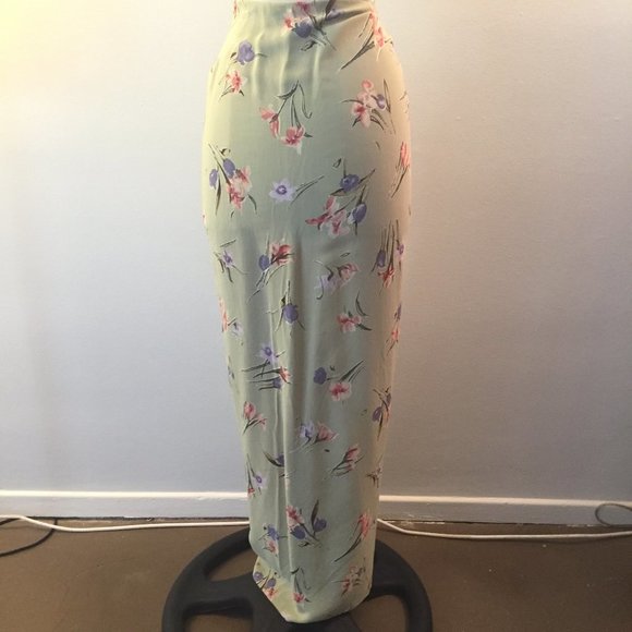 🌸 Elevate Your Wardrobe with the Todd Thompson Green Floral Faux Wrap Skirt! 🌸 - Picture 12 of 13